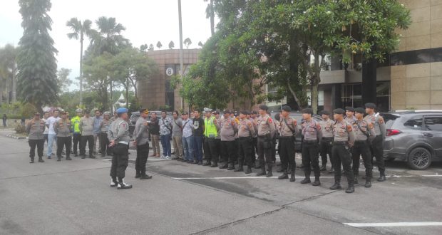 Polres Kampar kerahkan personil dalam pengamanan konser musik Band Ungu dan Pamungkas.
